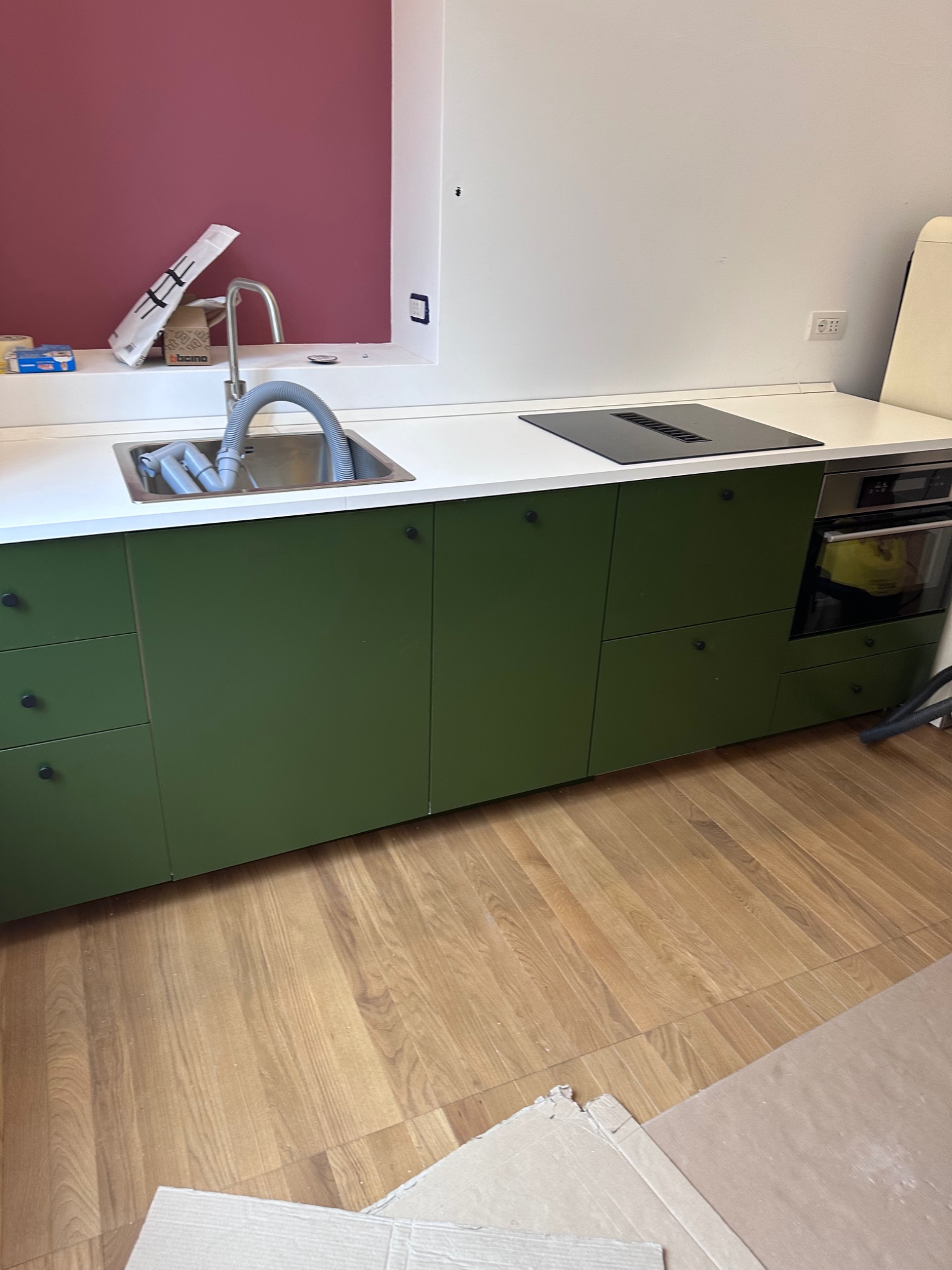 Montaggio cucina con piano e lavello