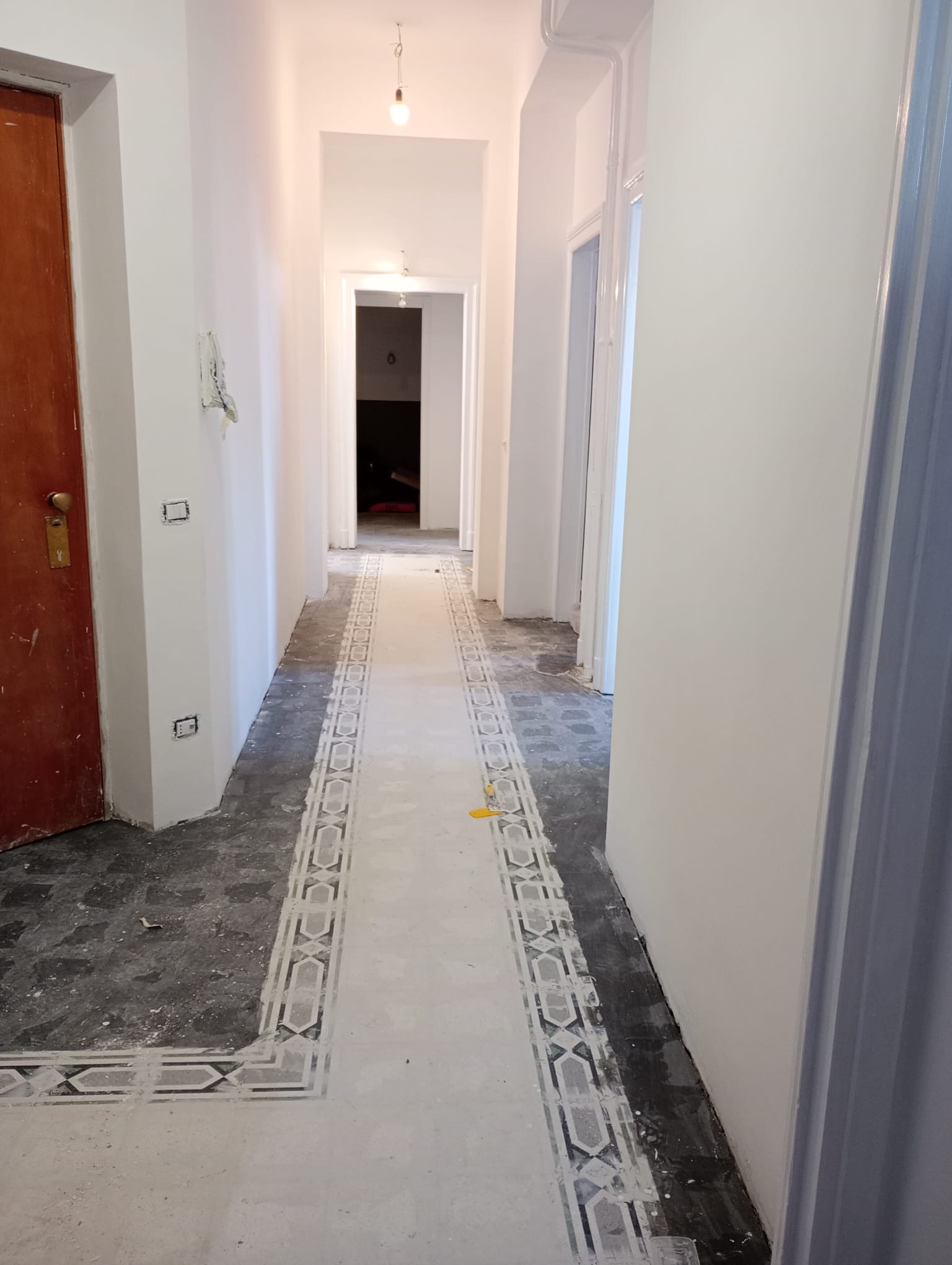 Corridoio ristrutturato e finiture